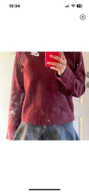 röd nike - nike sporttröja i färgen dark beet root