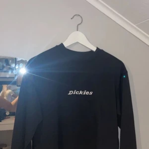 dickies tröja  - superfin svart dickies tröja som itbe kommer till användning, Aldrig använd! storlek xs