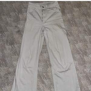 Beiga jeans byxor, hågmidjade med straight/ wide leg