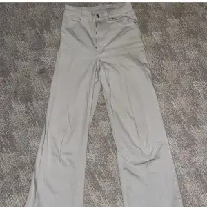 Beiga jeans byxor, hågmidjade med straight/ wide leg