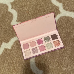Ögonskuggspallet  - Här är en ögonskuggspalett som använd 1-2 gånger. Jag använder inte ögonskugga så det kommer 