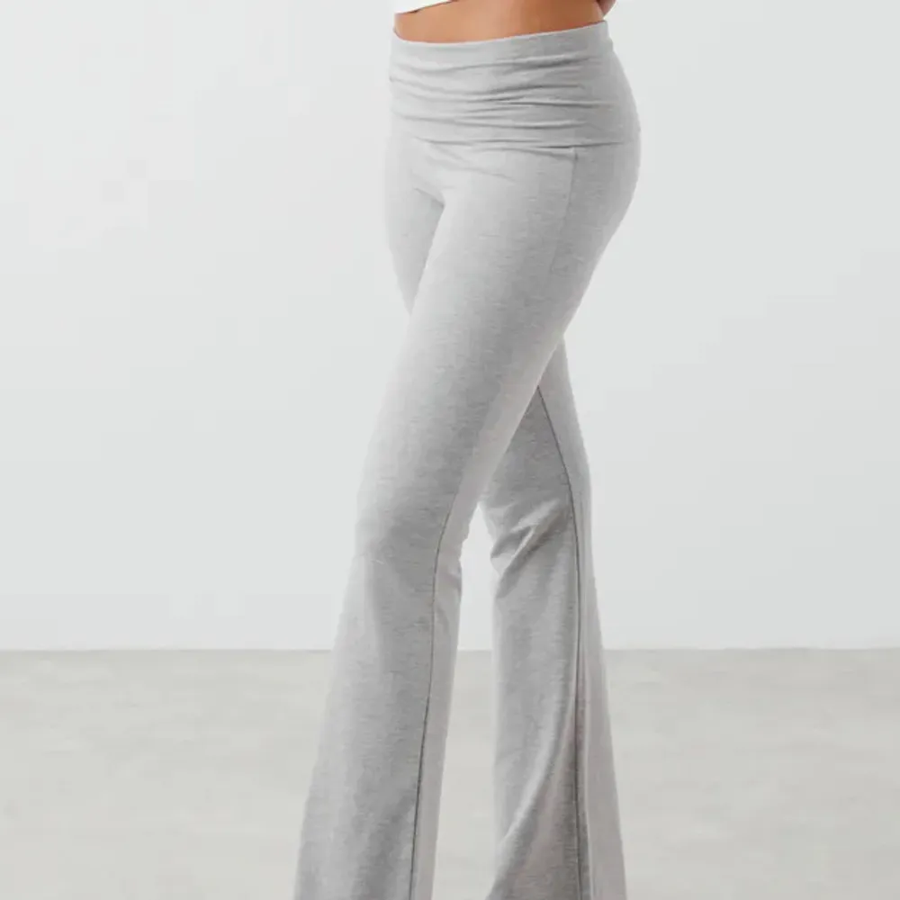 HELT NYA Super sköna yogapass ifrån Gina tricot, i färgen grå i stl M. Säljer pga fel storlek. Sitter bra i längden på mig som är 173 men är lite för slapp vid överdelen. Köp via KÖPNU!!❤️❤️. Jeans & Byxor.