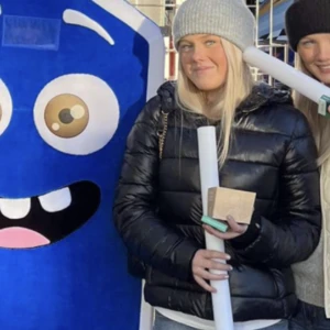 Glansig svart  vinterjacka  - Svart glansig vinterjacka från zara, man får med svart ”päls” till luvan men jag har valt att ta bort den! Använd typ 3veckor förra vintern Köpt för 899