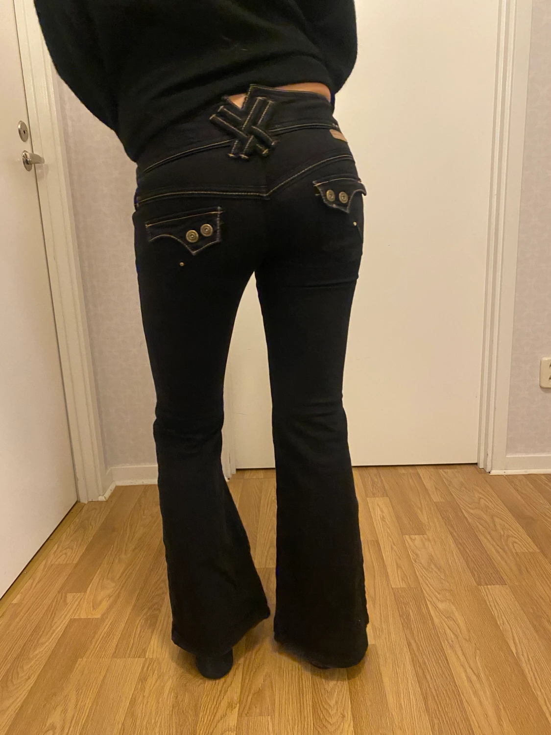 Svarta bootcut jeans