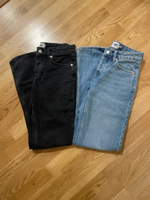 Lågmidjade Jeans ”Icon” - Mina absolut favvo jeans. Skulle köpa om dem men köpte fel storlek. För sent att lämna tillbaka. Aldrig använda. Kostar orginalpris 400kr st. Men säljer båda för 400kr. Går bra att köpa separat för 300kr st. 