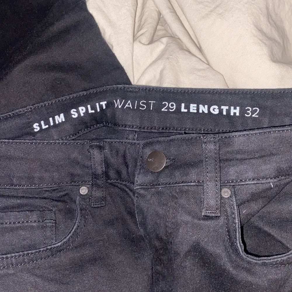 Hej! Säljer mina Slim split jeans då jag bara använt dom 1 gång. Dom är som helt nya. Jag köpte de för 400kr och säljer för 200kr. Jag står inte för frakten! Pris kan diskuteras, vill bli av med dom så fort som möjligt!. Jeans & Byxor.
