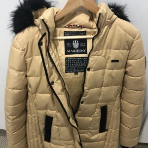 Marikoo vinterjacka M  - En varm vinter jacka av Marikoo, använd fåtal gånger och är fortfarande i helt nytt skick. Priset går och diskuteras