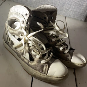 Sneakers  - Guld/beig färgade sneakers i mycket gott skick 