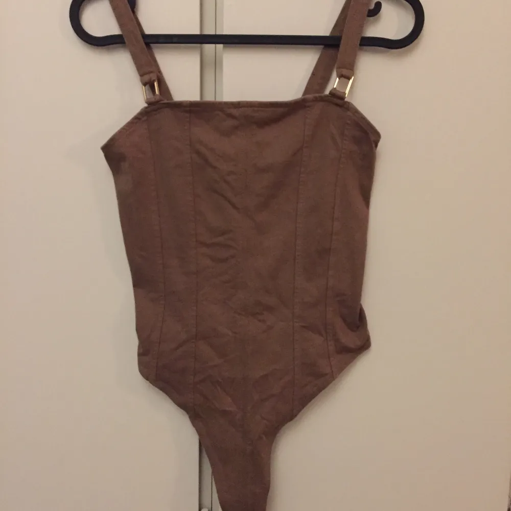 Brown bodysuit: try on once, no defects, any more questions can always pm :)). Toppar.