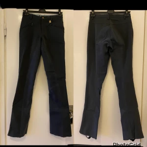 Stretchiga ridbyxor med resorband - Stretchiga och lätt utsvängda ridbyxor med resorband! Byxorna är bekväma och fina men har dock två små hål på varsin sida av innelåren. Det går nog utan problem att sy ihop så det är inget större problem. Jag säljer dom eftersom att jag inte längre rider💕