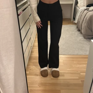 madlady kostymbyxor  - säljer högmidjade kostymbyxor från madlady. byxorna är i väldigt bra skick och är använda ett fåtal gånger. säljer pga för korta. 