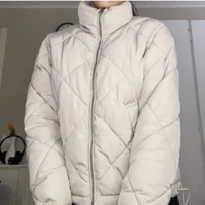 Beige jacka - Beige jacka i bra skick förutom en grå liten fläck nere vid armen men inget man tänker på, nypris 600kr💕 (lånad bild)