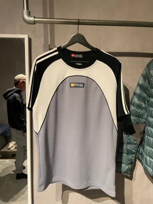 DIESEL T-Shirt - Hej! Säljer denn diesel tshirten då den tyvärr inte kommer till användning längre. Den är använd men i toppenskick! Tveka inte att höra av dig för fler bilder eller vid funderingar!  Står inte storlek men passar M!