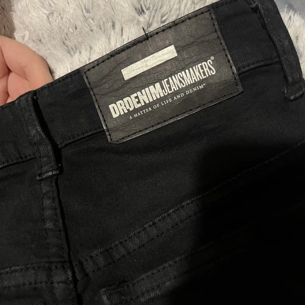 Säljer mina svarta Dr demin jeans med hål och mellan midja då de inte använda längre. De är i slim modell, alltså inte skinny men inte heller bootcut. Nypris 799. Jeans & Byxor.