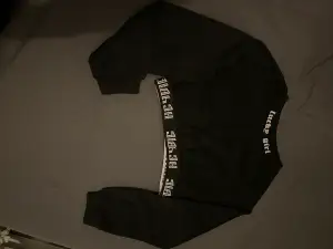Cropped sweatshirt i storlek S