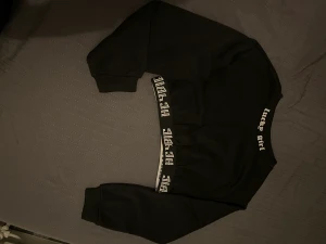 Cropped sweatshirt  - Cropped sweatshirt i storlek S
