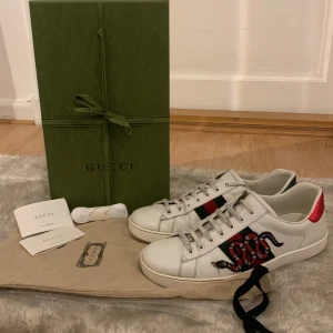 Gucci skor - Gucci Ace orm i storlek 42 passar även 43 . Kontakta gärna om ni har några frågor eller funderingar gällande pris eller plagg