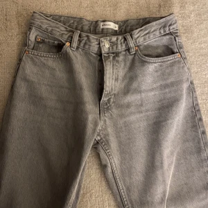 Low Straight Petite jeans  - Säljer mina helt oanvända low waist straight gråa jeans från Gina tricot i strlk 36😊