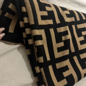 Fendi Halsduk  - En helt ny Fendi halsduk. Den har  legat i garderoben, och inte haft någon användning för den. 