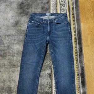 Jenas - Mörkblåa jeans i fintskick Tveka inte att höra av er, pris kan diskuteras!