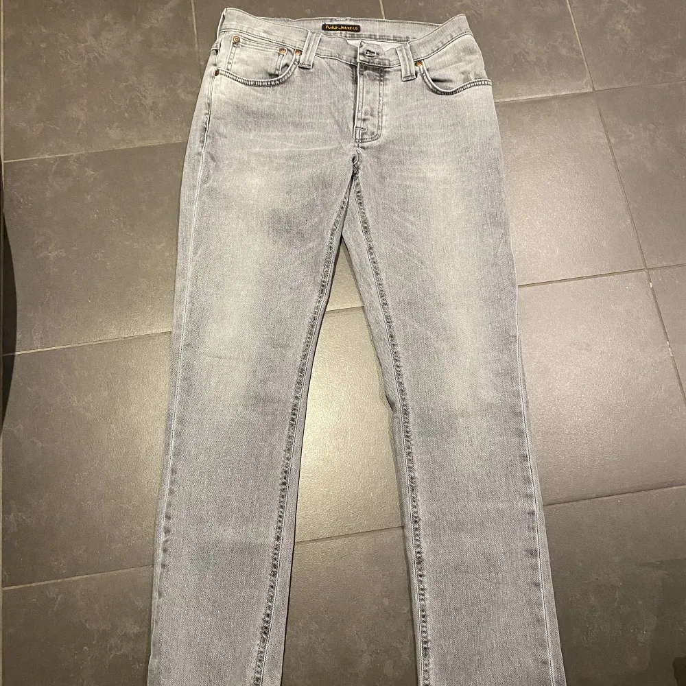 Säljer ett par nudie grim Tim jeans i jätte bra skick. Skulle säga att skicka är 9/10. Storlek är W32 och L30. Jeans & Byxor.