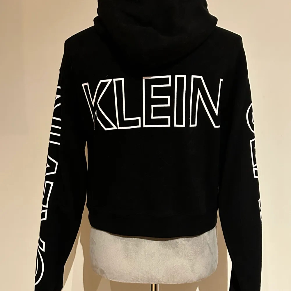 Jag säljer denna Calvin Klein Jeans hoodie. Den är knappt använd och är i mycket bra skick. Köpte den för 1000kr och säljer den för 300kr. Hoodies.