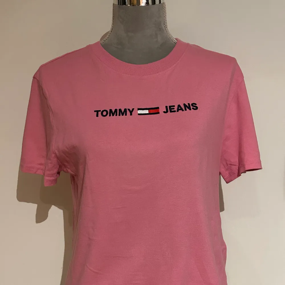 Jag säljer denna Tommy Jeans tröja som har används få gånger och är i mycket bra skick. Köpte den för 400kr och säljer den för 150kr . T-shirts.