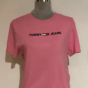 Jag säljer denna Tommy Jeans tröja som har används få gånger och är i mycket bra skick. Köpte den för 400kr och säljer den för 150kr 