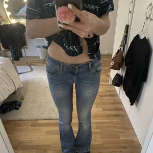 lågmidjade flare jeans  - säljer mina jättefina ljusblå jeans från pepe då de tyvärr inte kommer till användning, i bra skick men sprättade sömmar längst ner vilket jag själv bara tycker är snyggt och gör jeansen längre!! (jag är 166) originalpris 949 på zalando❤️🥰(lägger ut igen)