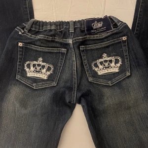 Victoria Beckham jeans - Skit snygga och trendiga lågmidjade Victoria Beckham jeans! Säljer då jag inte får användning av dem då dom sitter lite stort på mig. Hör av er för fler bilder eller om ni har andra frågor!💗
