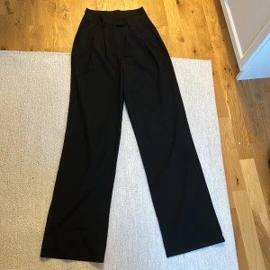 Byxor från A-DSGN - Snygga kostymbyxor från A-DSGN. Storlek S men passar mig som vanligtvis har XS. De är nedlagda nån cm och passar mig som är 174 cm.