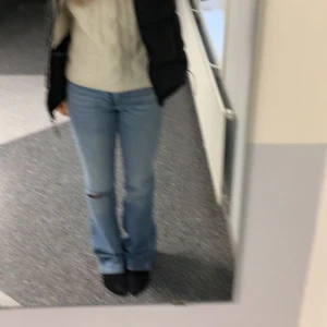 Jeans  - Säljer nu mian jeans ifrån Gina då dom blivit försmå, dom har ett hål i knät, är 163 å dom är långa på mog 