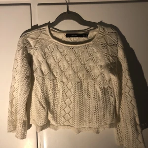 Stickad tröja - Såå fin tröja!💗Den är offwhite