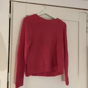 Tunn rosa stickad tröja i storlek s - tröjan är i bra skick, går att få fler bilder - säljer för 75kr+frakt, pris går att diskutera