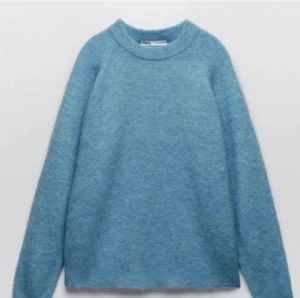 Blåa zara tröja  - Säljer denna super snygga tröja ifårn zara den är i storlek m och passar perfekt den har inga defekter. Tröjan är super snygg ihop med ett par svarta jeans 