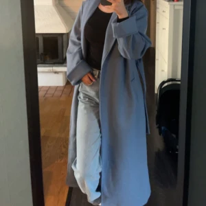 Kappa - Säljer denna blåa kappan från boohoo. Bra skick, superfin färg🤍 säljer pga att den inte kommer till användning längre. Storlek 36