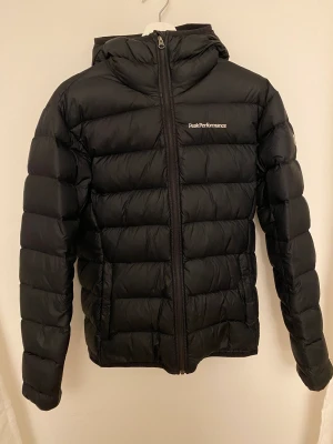 Peakperformance jacka - Svart peakperformance jacka i storlek S. Bra skick förutom att den är sydd vid ena armbågen (se bild 3). Därav är priset  billigare.  