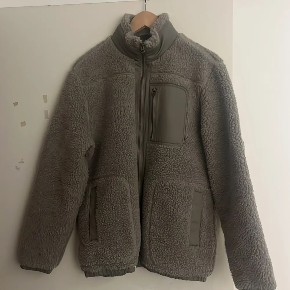 Skön fleece jacka som är använd max 5 gånger. Helt i nyskick precis som när jag köpte den. Perfekt till vintern! Stor i storleken.. Tröjor & Koftor.