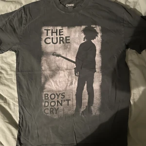 The Cure Tshirt Merch - Nästan aldrig använd, i mycket gott skick. Sitter väldigt bekvämt, är vanligtvis en s/m men den här är perfekt ifall man söker lite mer over-size! Köpt för 400kr på Carlings.