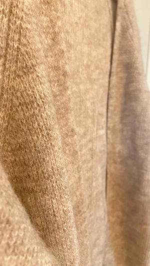 Beige Stickad Kofta från Lindex - Säljer en superfin och mysig beige cardigan/kofta från Lindex då den inte kommer till användning. Superbra skick och har inga defekter alls, skicka gärna ett meddelande om ni undrar något!