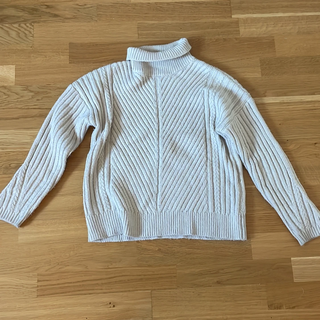 Beige turtle neck tröja