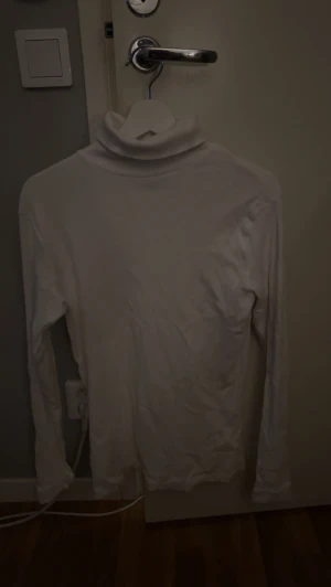 Polo tröjor - Säljer mina helt nya oanvända polo tröjor för jag har ingen användning av dem. Tröjorna är helt nya o har bara testat dem.