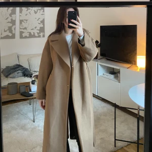 Kamel brun kappa med bred krage - Intressekoll på min älskade kappa ifrån mango. Kamel brun, med bred krage. Köpt för 1599kr. Ser ut som ny