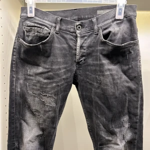 Dondup jeans 34 George  - Ett mindre hål mellan benen som går att laga