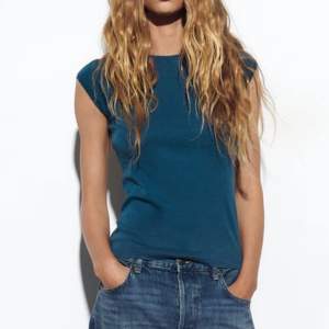 Blå t shirt från Zara i storlek xs. Använd två gånger🍁 Zaras bilder