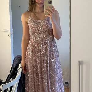 Balklänning - Säljer min balklänning från maya delux, i stl S  Super fin och sticker ut i mängden! 🩷 Använd 1 gång och fint skick! Som ny!  Säljer för 1500kr 🩷 Går hela vägen ner på fötterna på mig är 165cm, har behövt nåla upp den så passar folk som är upp t.170🌸