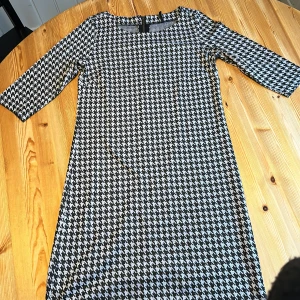 Klänning   - En fin tunika/klänning I bra skick.   Kan förekomma ytludd/ noppor om man granskar noga. I övrigt fin och ser inget att anmärka.  