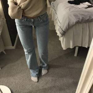 Low Arrow Weekday jeans i storlek 26/34, de är väldigt långa och jag är ca 1,64. Sitter jättefint och är i bra skick. Säljer pga för mycket jeans🩷