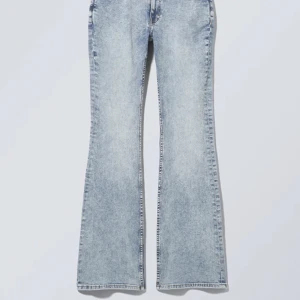 Low waist bootcut jeans - Ett par ljusblåa jeans från weekday t typ nyskick