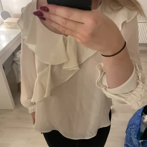 Blus - Blus men ena knappen på ärmen har lossnat men går bara sy fasst en ny